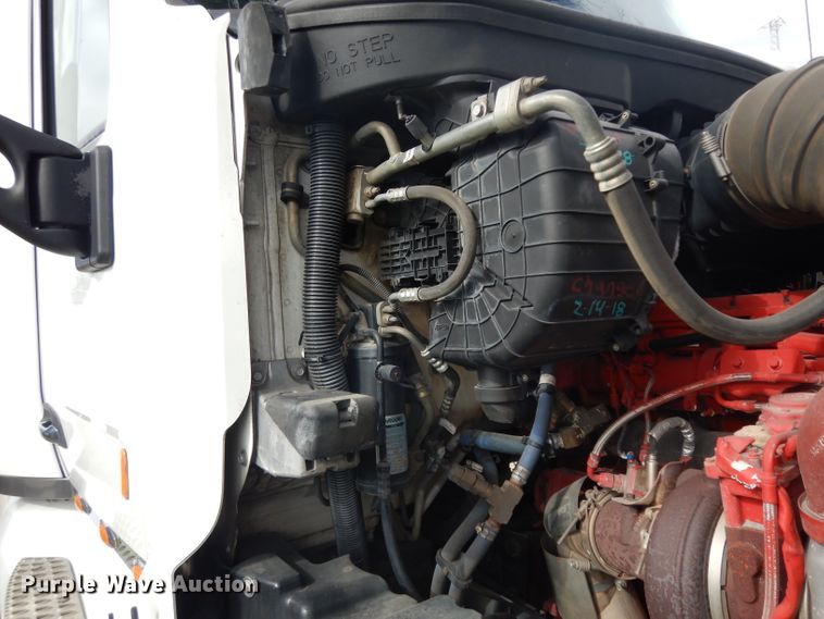 image for item DH2271 2013 Peterbilt 579 semi truck