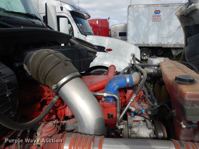 image for item DH2271 2013 Peterbilt 579 semi truck