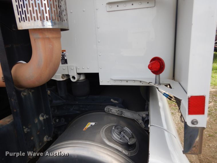 image for item DH2271 2013 Peterbilt 579 semi truck