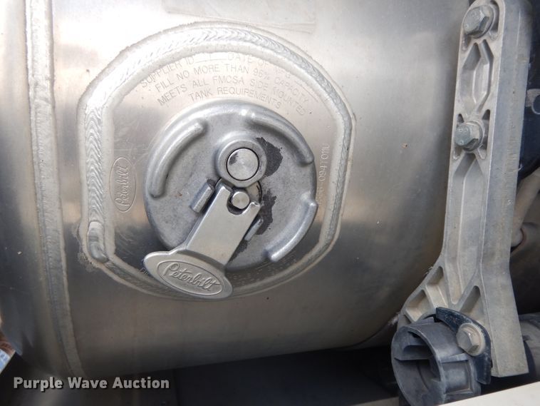 image for item DH2271 2013 Peterbilt 579 semi truck