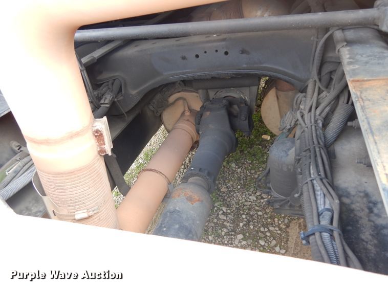 image for item DH2271 2013 Peterbilt 579 semi truck