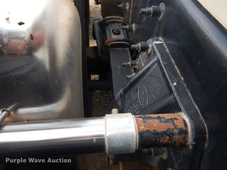 image for item DH2271 2013 Peterbilt 579 semi truck