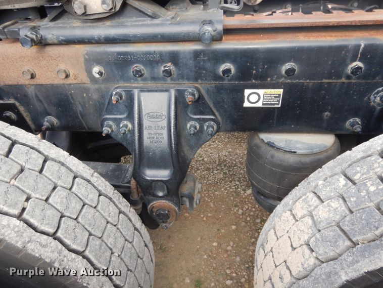 image for item DH2271 2013 Peterbilt 579 semi truck