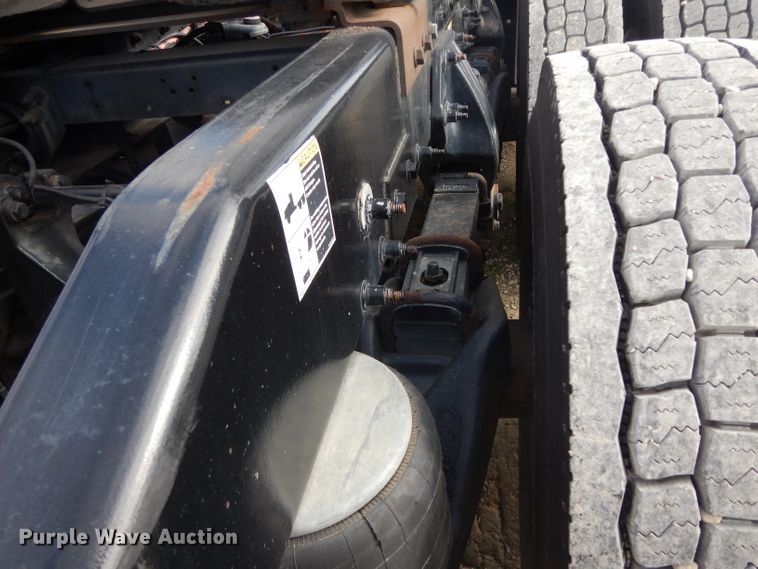 image for item DH2271 2013 Peterbilt 579 semi truck