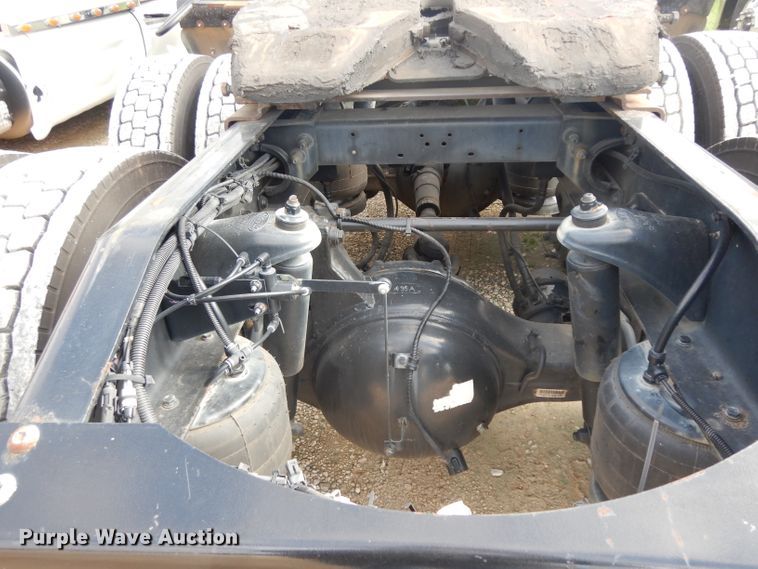 image for item DH2271 2013 Peterbilt 579 semi truck