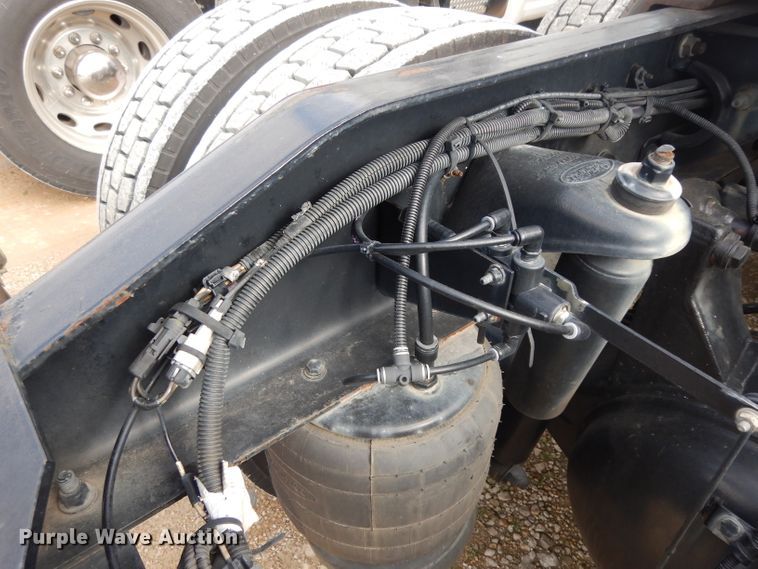 image for item DH2271 2013 Peterbilt 579 semi truck