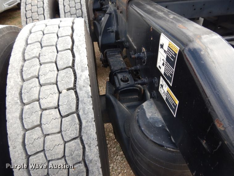 image for item DH2271 2013 Peterbilt 579 semi truck