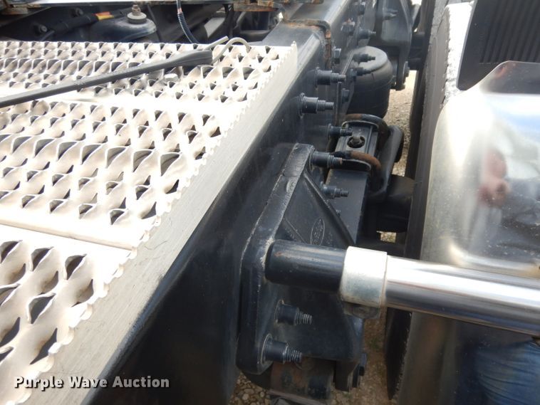 image for item DH2271 2013 Peterbilt 579 semi truck