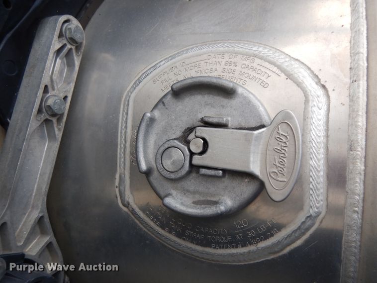 image for item DH2271 2013 Peterbilt 579 semi truck