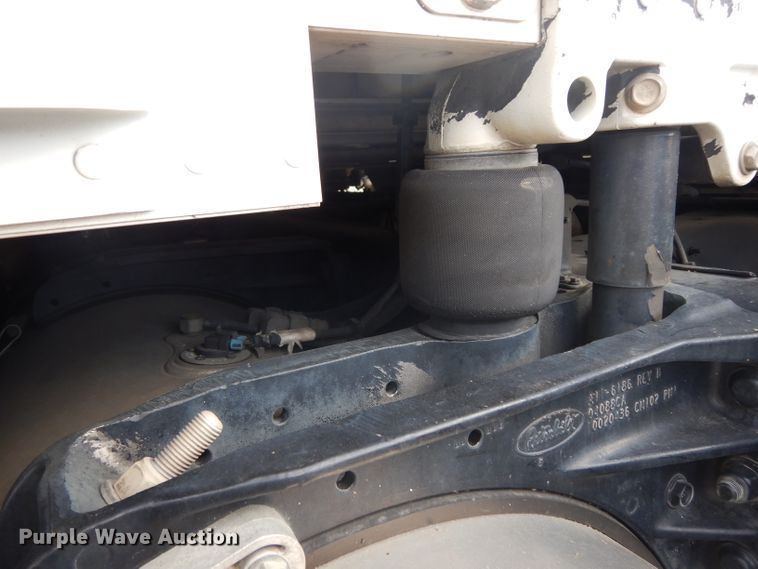 image for item DH2271 2013 Peterbilt 579 semi truck