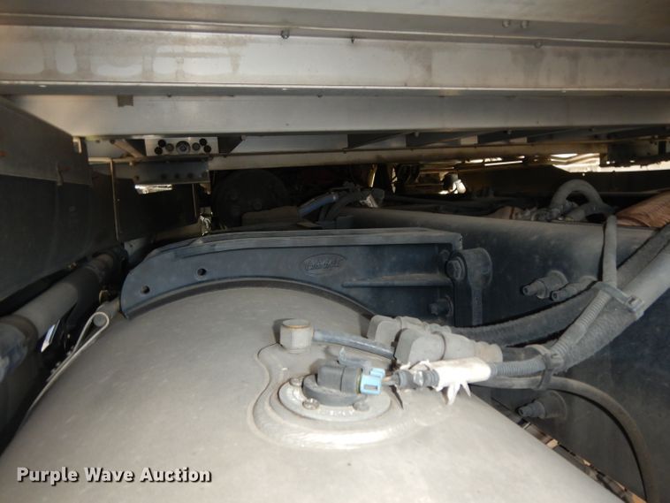 image for item DH2271 2013 Peterbilt 579 semi truck