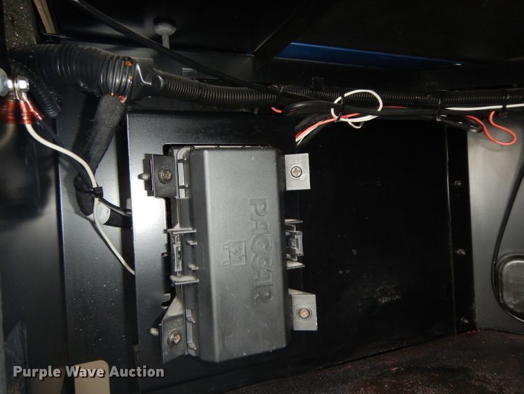 image for item DH2271 2013 Peterbilt 579 semi truck