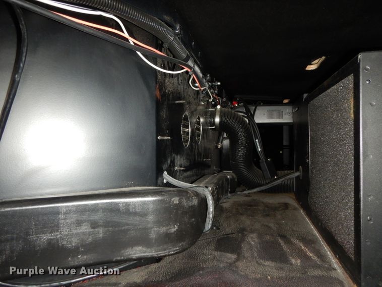 image for item DH2271 2013 Peterbilt 579 semi truck