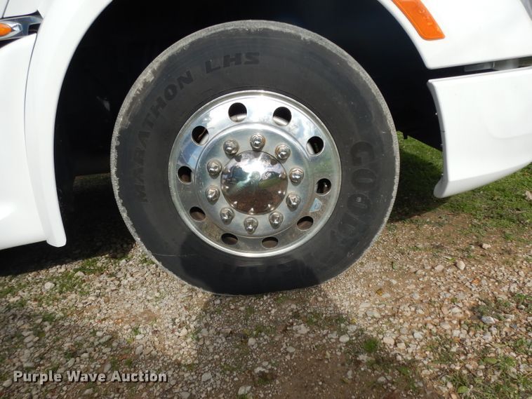 image for item DH2271 2013 Peterbilt 579 semi truck