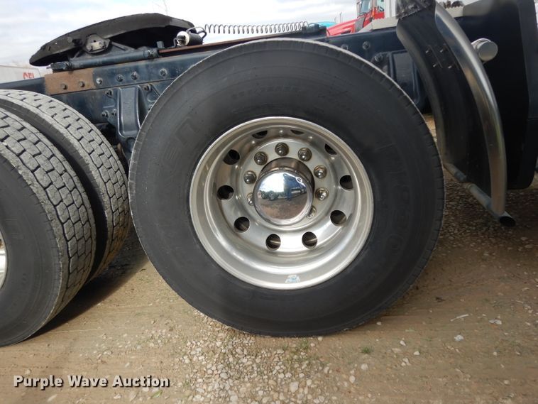 image for item DH2271 2013 Peterbilt 579 semi truck