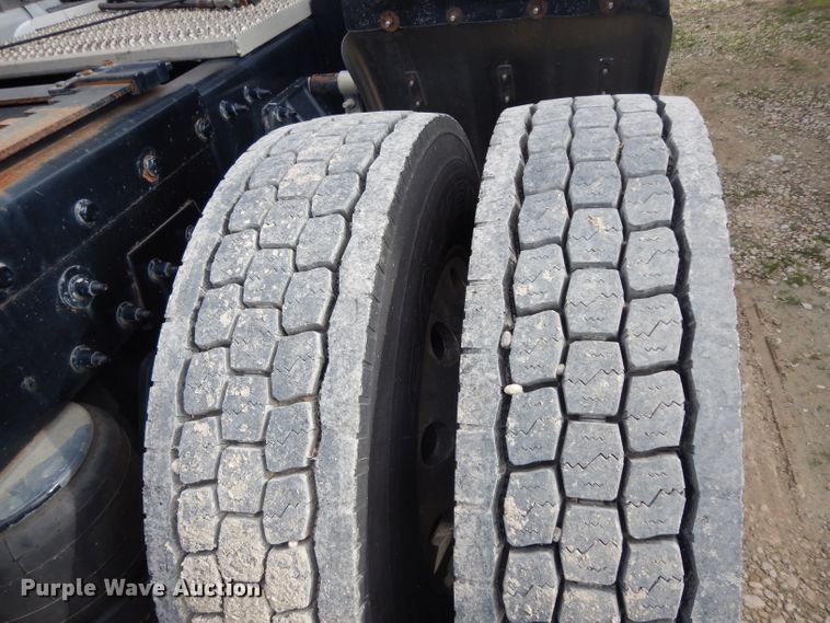 image for item DH2271 2013 Peterbilt 579 semi truck