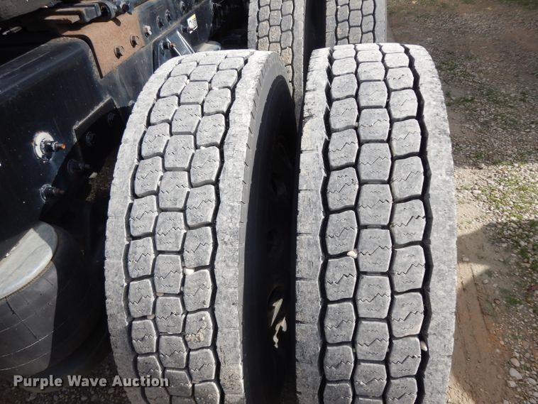 image for item DH2271 2013 Peterbilt 579 semi truck