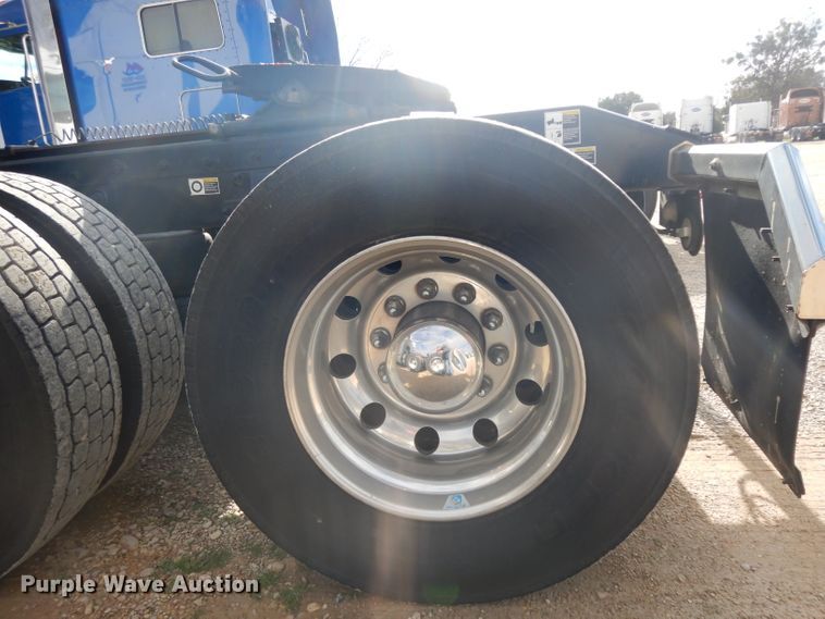 image for item DH2271 2013 Peterbilt 579 semi truck