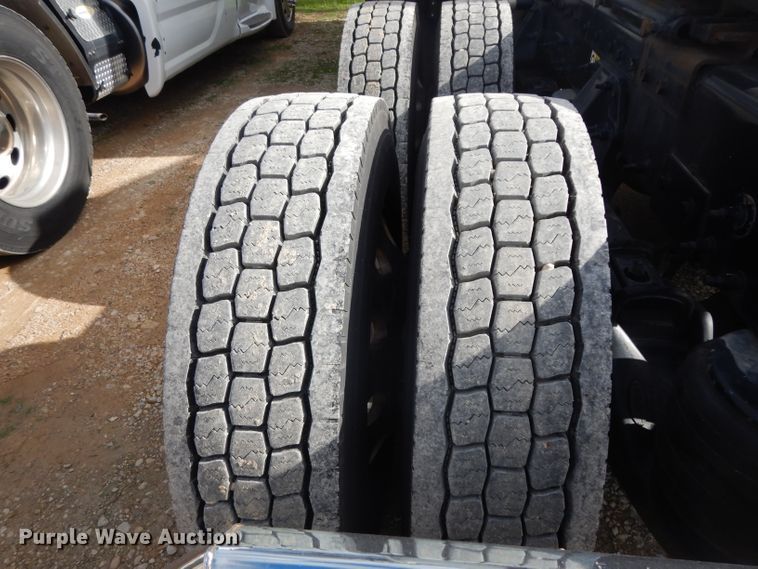 image for item DH2271 2013 Peterbilt 579 semi truck