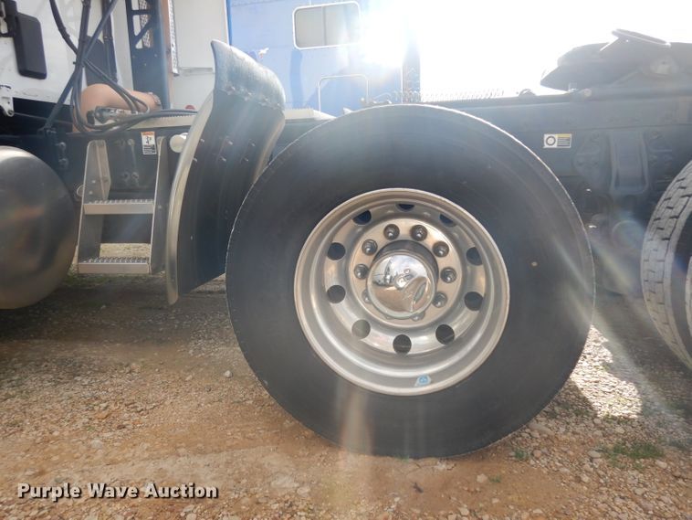 image for item DH2271 2013 Peterbilt 579 semi truck