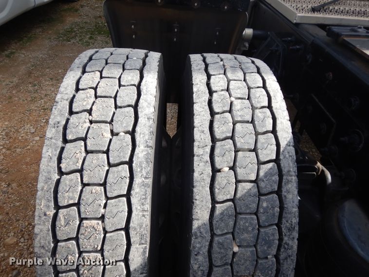 image for item DH2271 2013 Peterbilt 579 semi truck