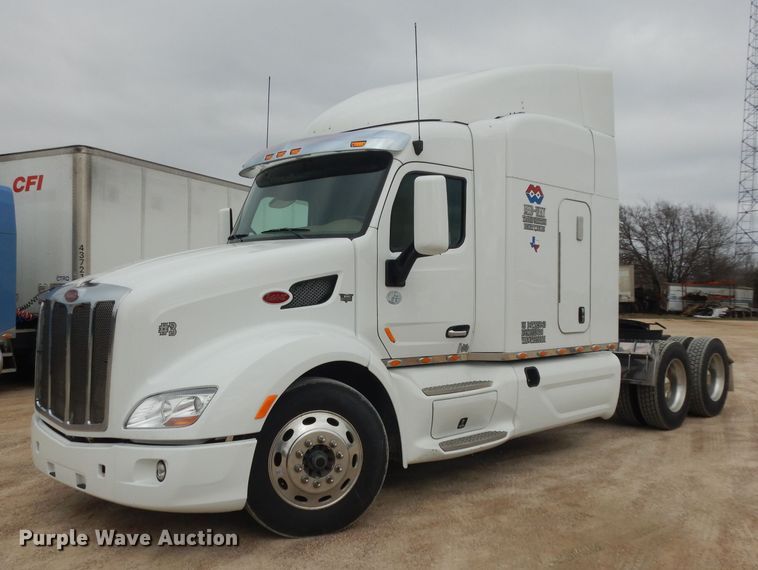 image for item DH2272 2015 Peterbilt 579 semi truck