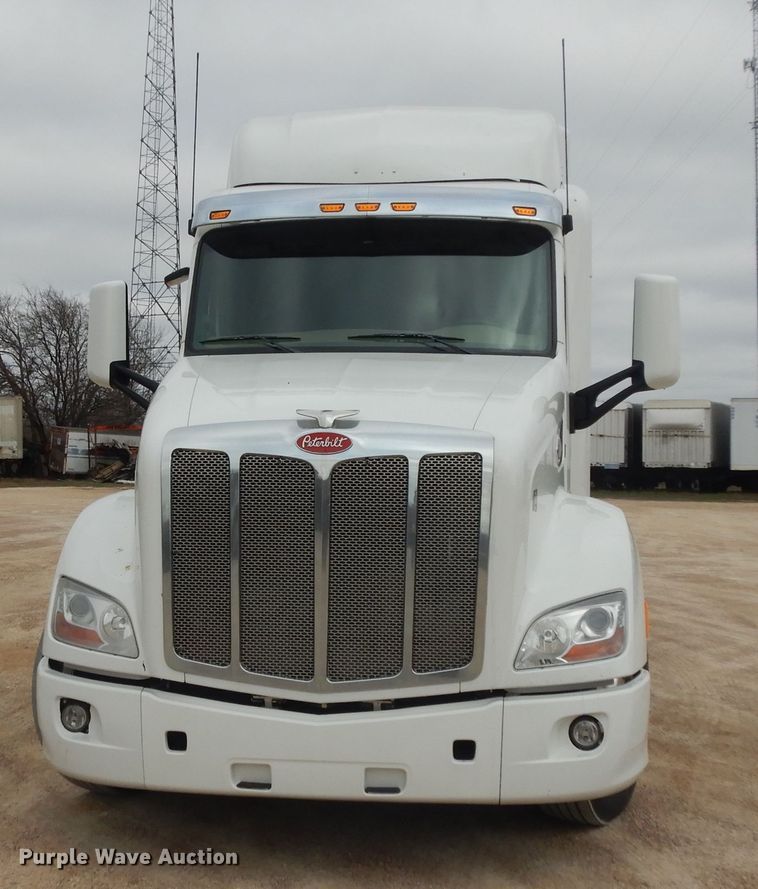 image for item DH2272 2015 Peterbilt 579 semi truck