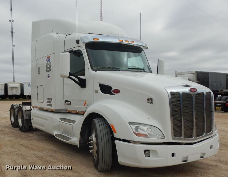 image for item DH2272 2015 Peterbilt 579 semi truck