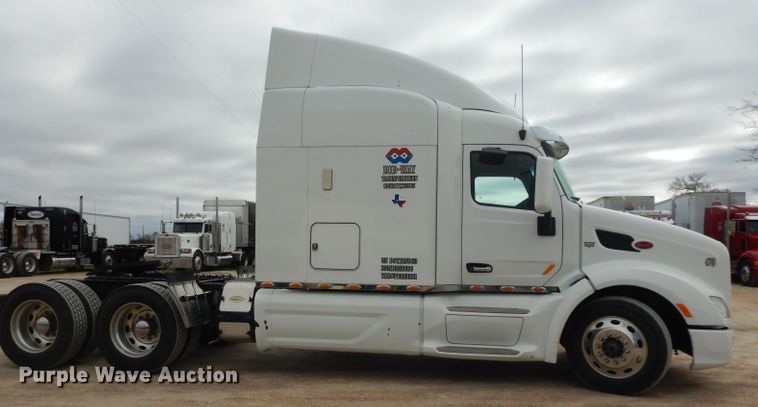 image for item DH2272 2015 Peterbilt 579 semi truck