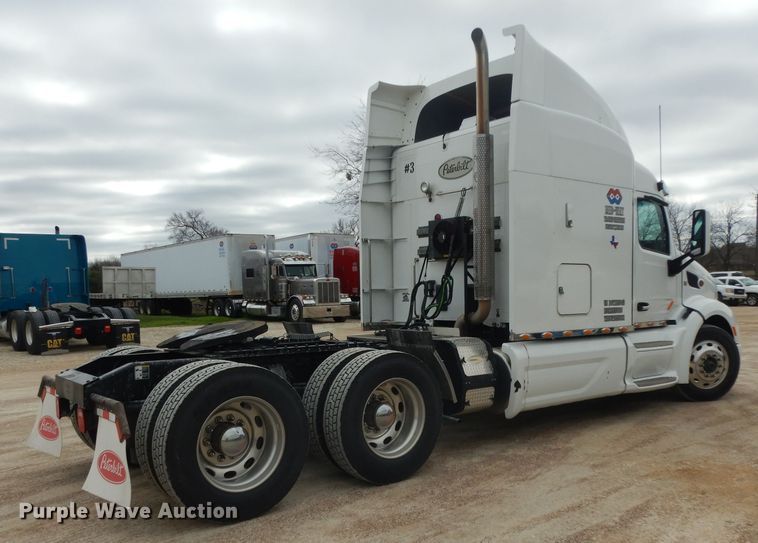 image for item DH2272 2015 Peterbilt 579 semi truck