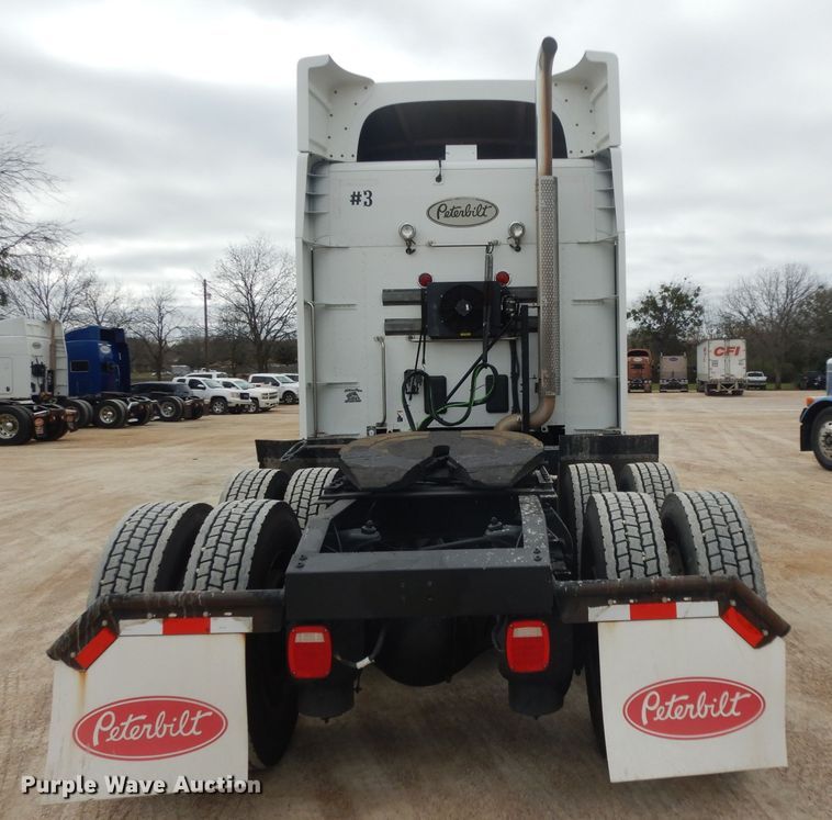 image for item DH2272 2015 Peterbilt 579 semi truck