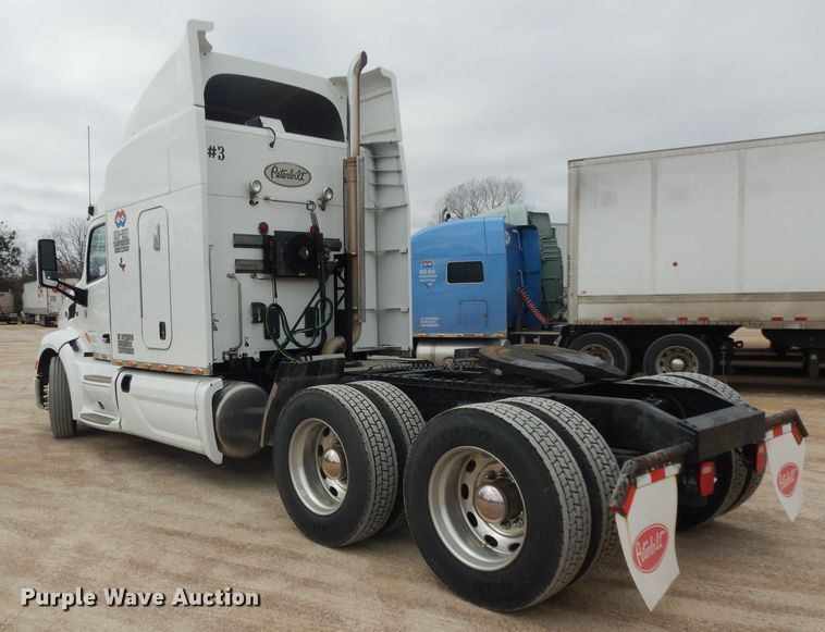image for item DH2272 2015 Peterbilt 579 semi truck