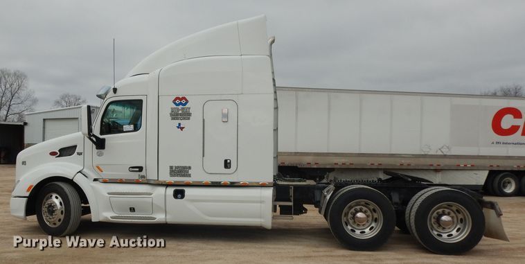 image for item DH2272 2015 Peterbilt 579 semi truck