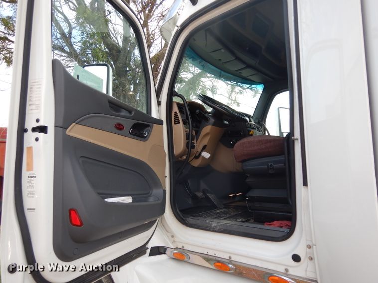 image for item DH2272 2015 Peterbilt 579 semi truck