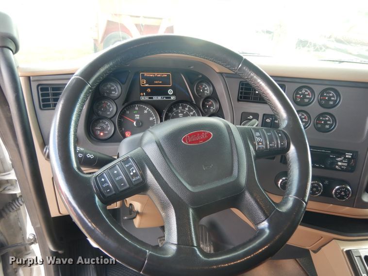image for item DH2272 2015 Peterbilt 579 semi truck