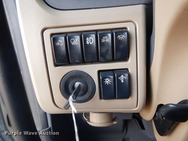 image for item DH2272 2015 Peterbilt 579 semi truck