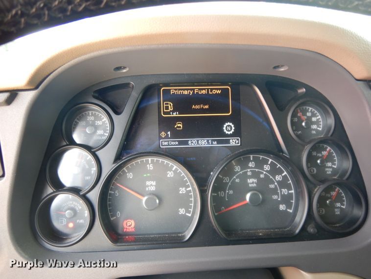 image for item DH2272 2015 Peterbilt 579 semi truck