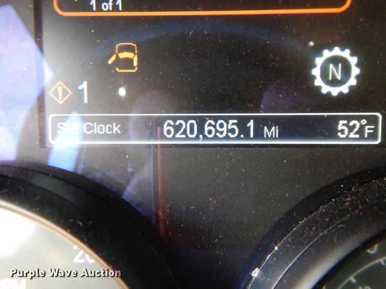 image for item DH2272 2015 Peterbilt 579 semi truck