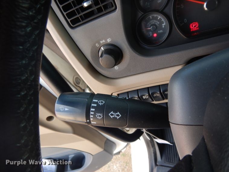 image for item DH2272 2015 Peterbilt 579 semi truck