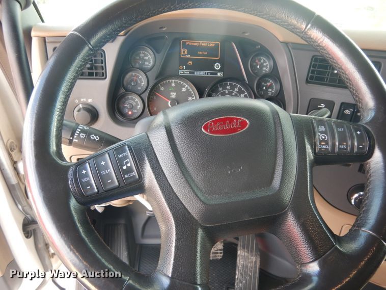 image for item DH2272 2015 Peterbilt 579 semi truck