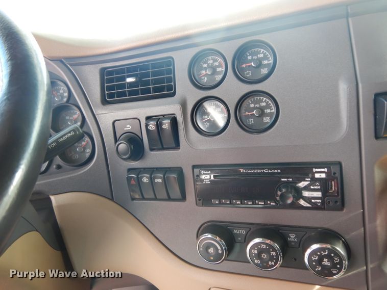 image for item DH2272 2015 Peterbilt 579 semi truck