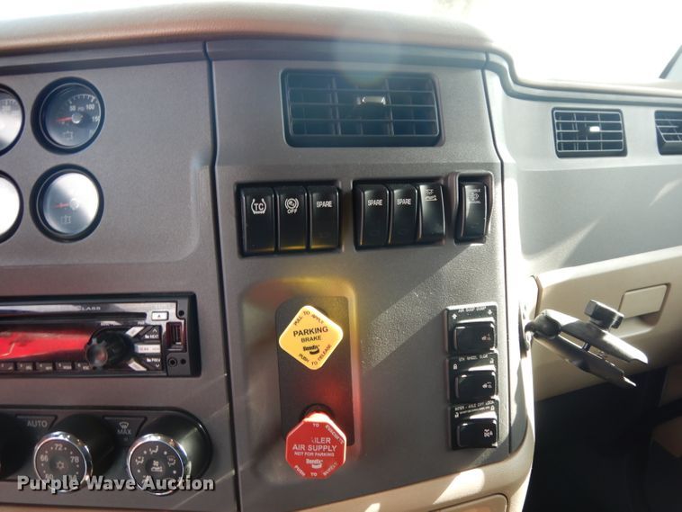 image for item DH2272 2015 Peterbilt 579 semi truck