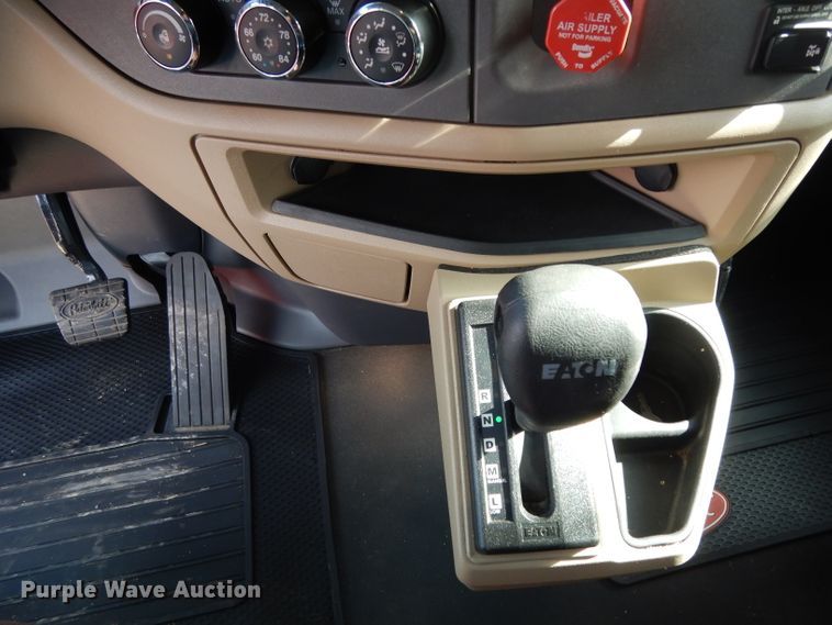 image for item DH2272 2015 Peterbilt 579 semi truck