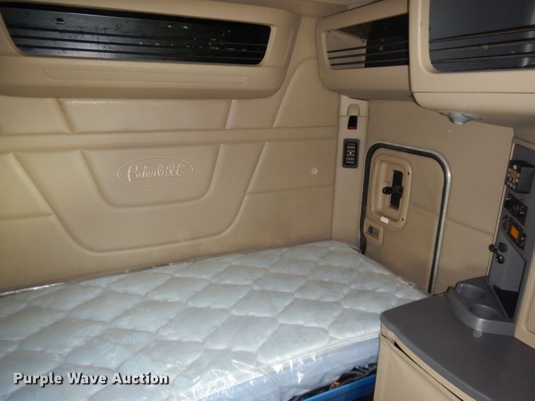 image for item DH2272 2015 Peterbilt 579 semi truck