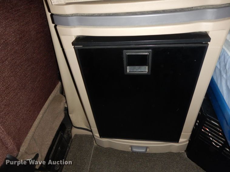 image for item DH2272 2015 Peterbilt 579 semi truck