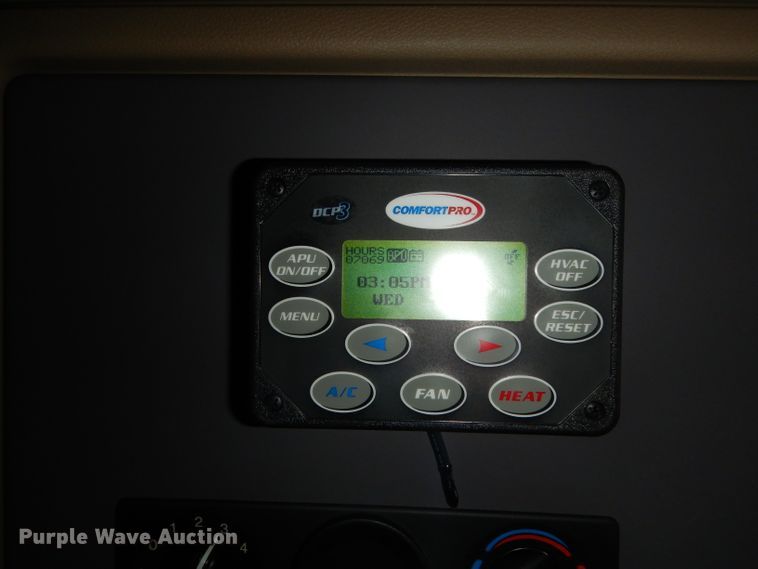 image for item DH2272 2015 Peterbilt 579 semi truck