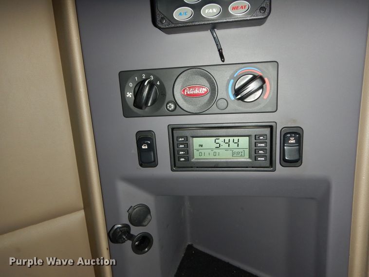 image for item DH2272 2015 Peterbilt 579 semi truck