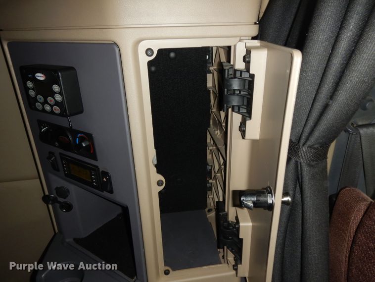 image for item DH2272 2015 Peterbilt 579 semi truck