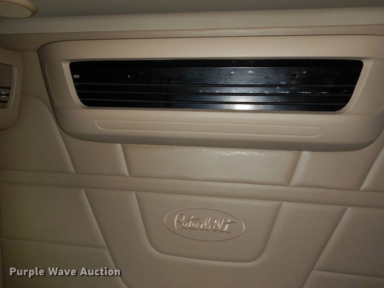 image for item DH2272 2015 Peterbilt 579 semi truck