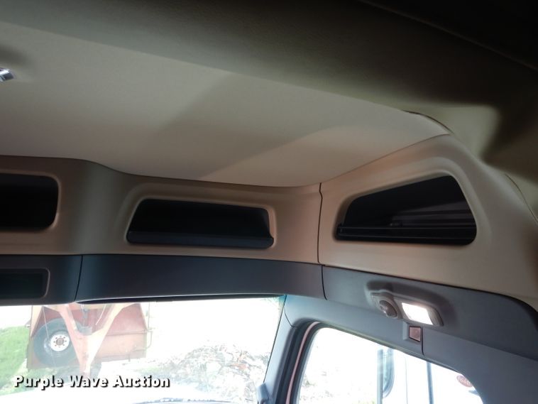 image for item DH2272 2015 Peterbilt 579 semi truck